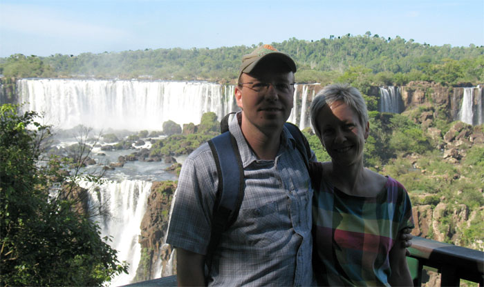 Uta und Steffen vor den Iguazú-Wasserfällen